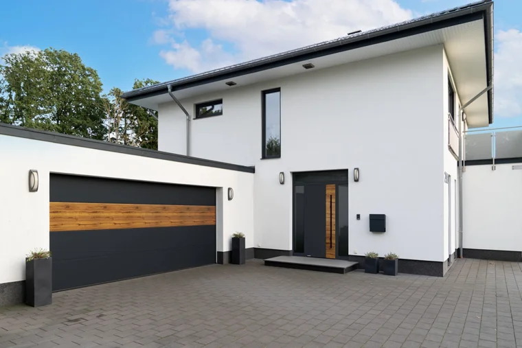 Jak bramy garażowe wpływają na estetykę domu? Siła tkwi w detalach